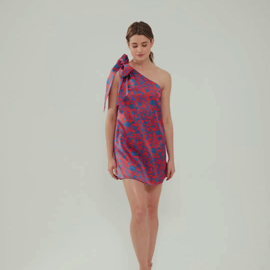 E-commerce video with a model waling in one sholder dress