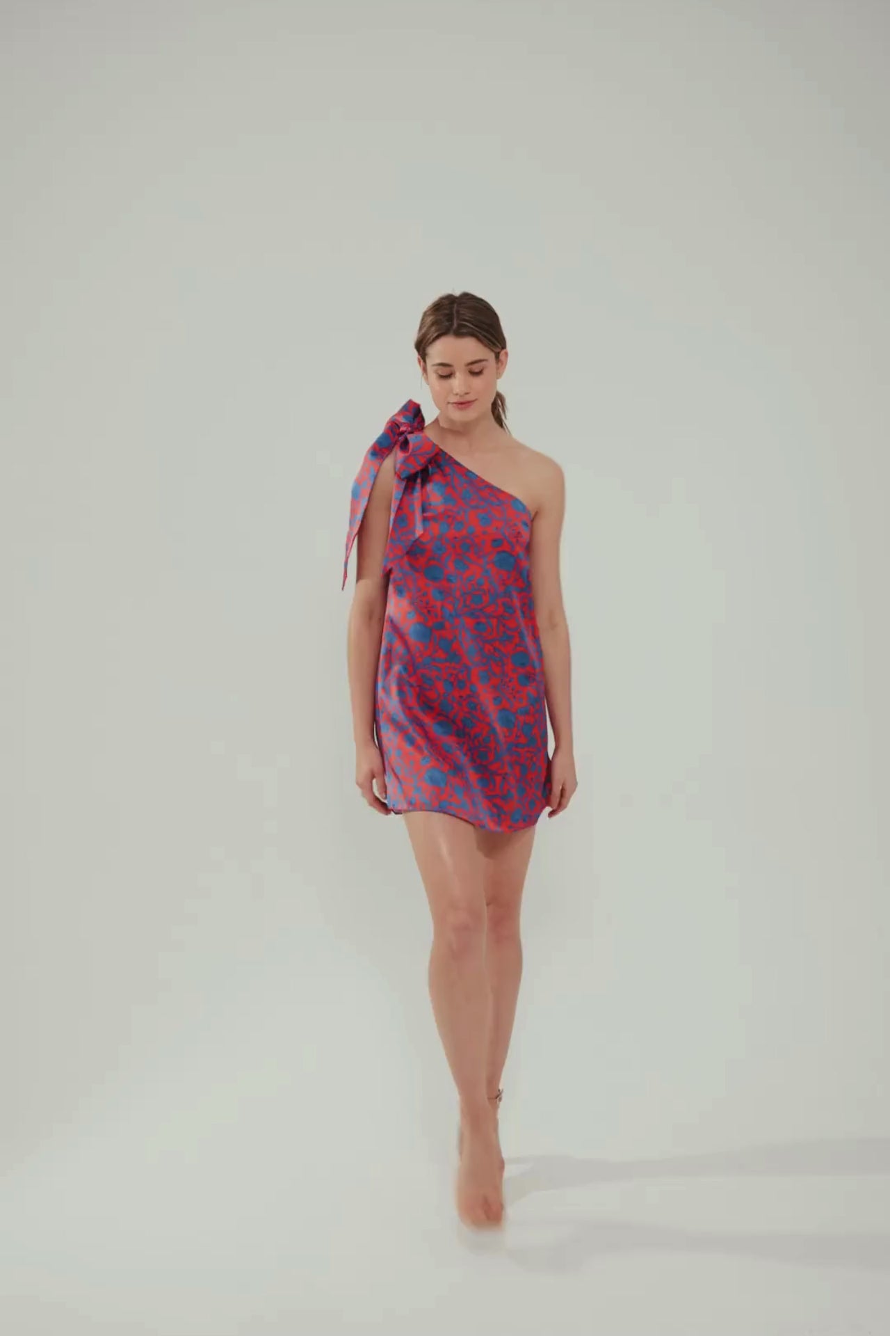 E-commerce video with a model waling in one sholder dress